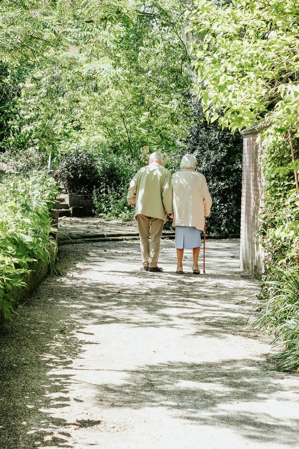 Casal de idosos caminhando lado a lado