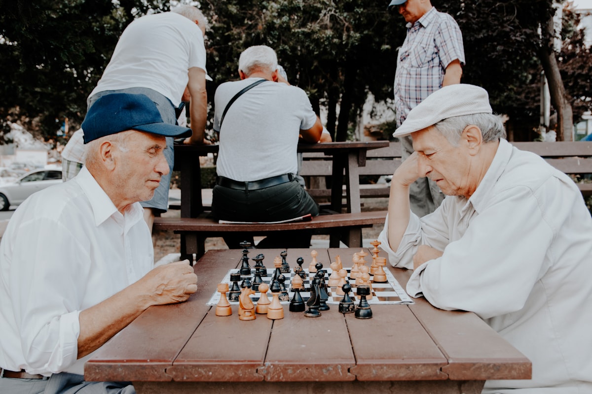 Dois homens idosos jogando xadrez