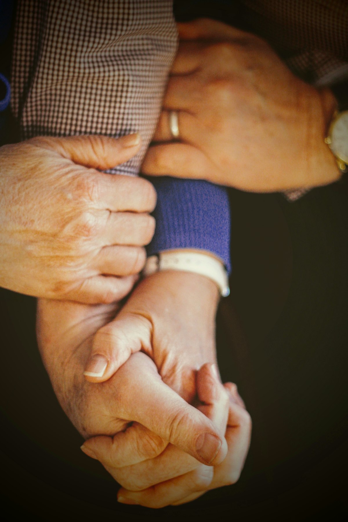 Mãos unidas em gesto de apoio